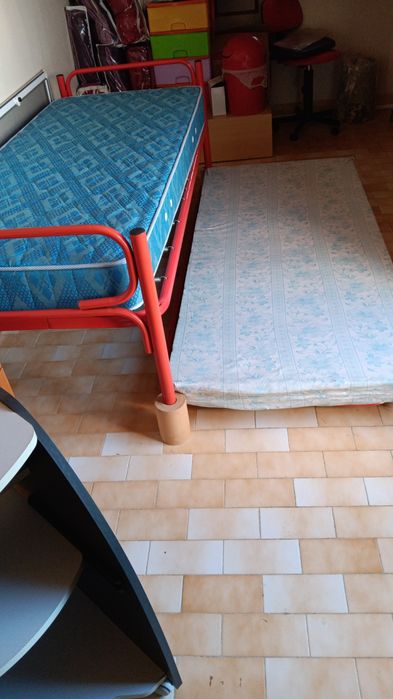 Cama de solteiro com cama extra em baixo e colchões