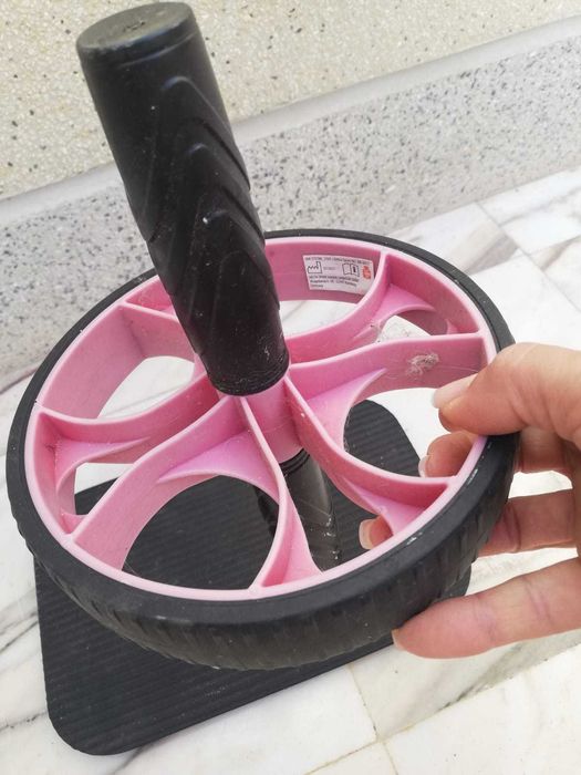 Roda para abdominal com tapete protetor para joelho, preto e vermelho