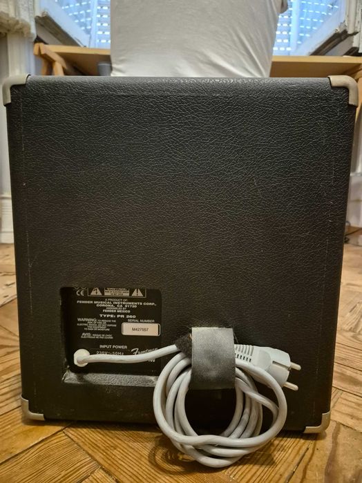 Amplificador para baixo e/ou guitarra Fender Frontman 15B