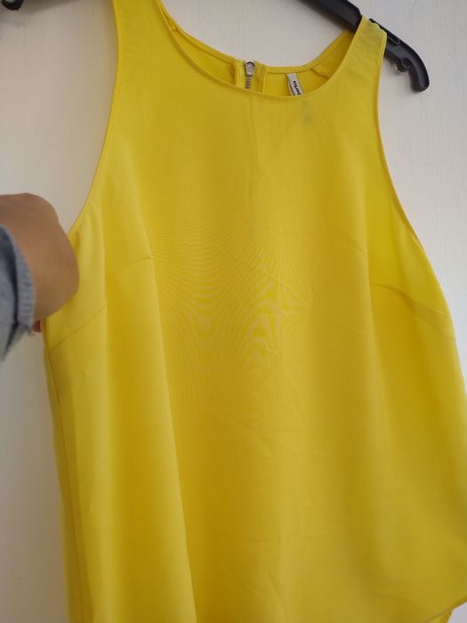 Top amarelo, elegante e fluído - Stradivarius - Tamanho M