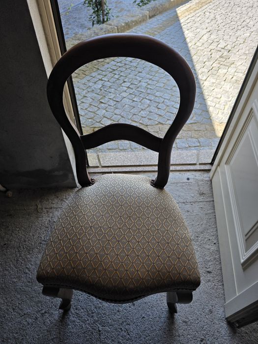 Mesa com quatro cadeiras antigas
