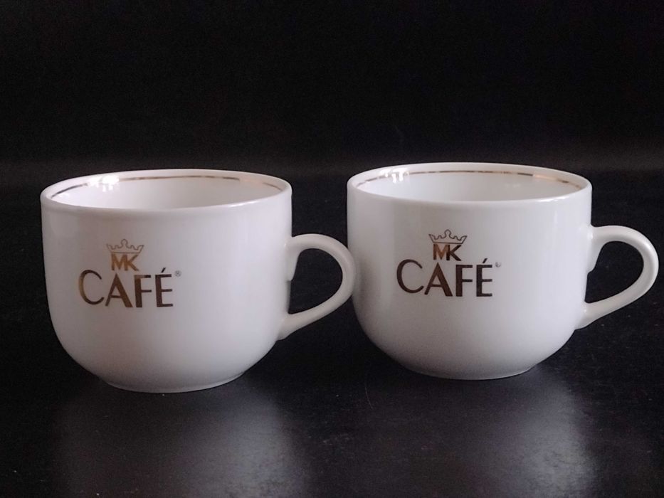 MK Cafe logo złote po obu stronach filiżanki para