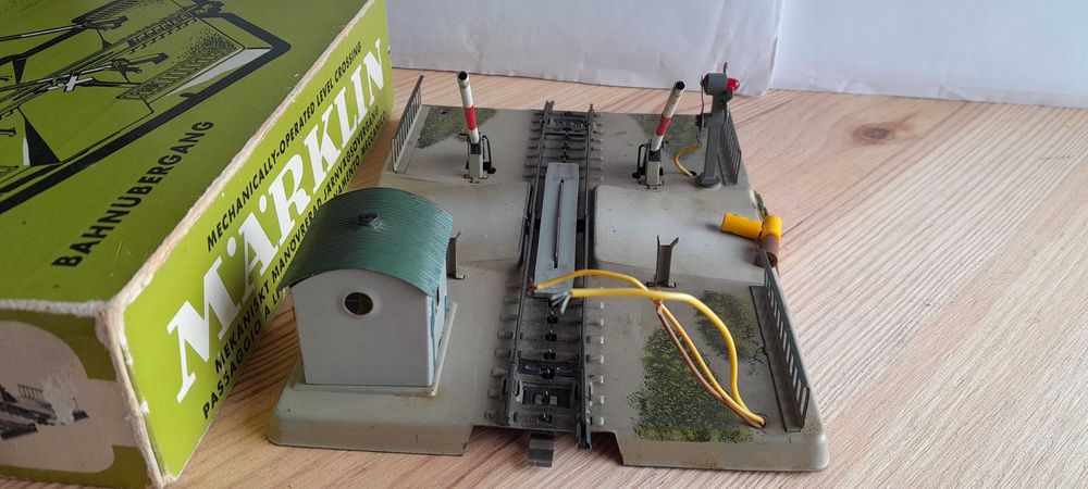 Passagem de nível h0 -Marklin 7054- mecânica, iluminada e com sinal