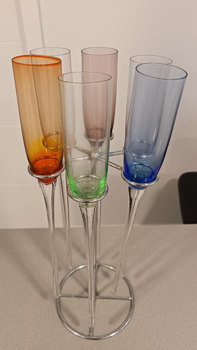 Copos de champanhe, pés compridos, em suporte prateado