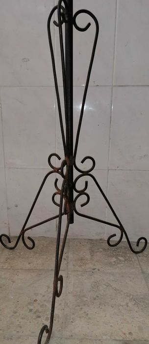 Bengaleiro alto em ferro decorado, por 30€