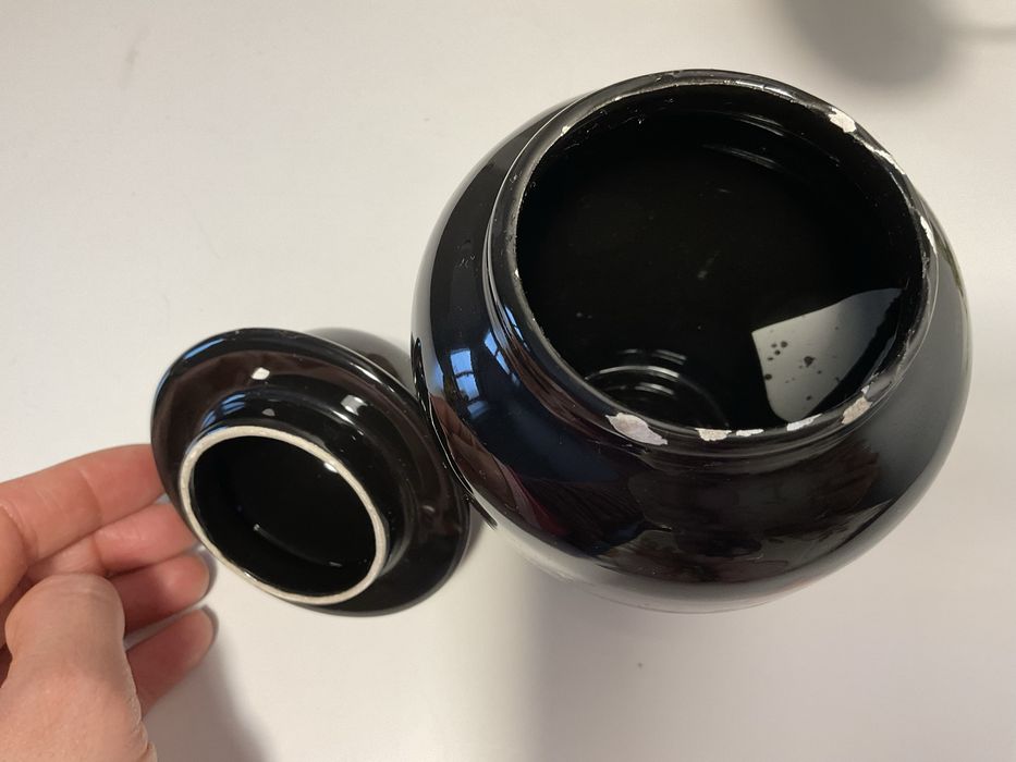 Pote decorativo em porcelana preta com tampa
