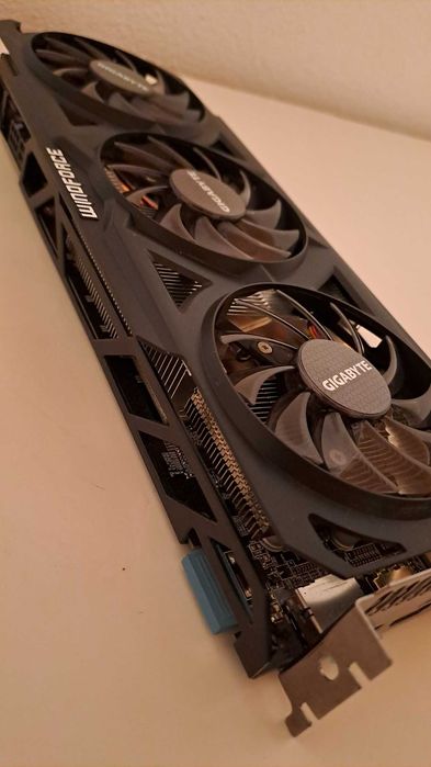 Placa gráfica Gigabyte AMD Radeon R9 270X 4GB GDDR5