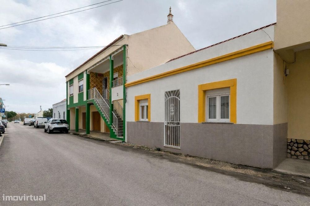 Moradia térrea renovada em Alhos Vedros (Moita) com garagem, closet.