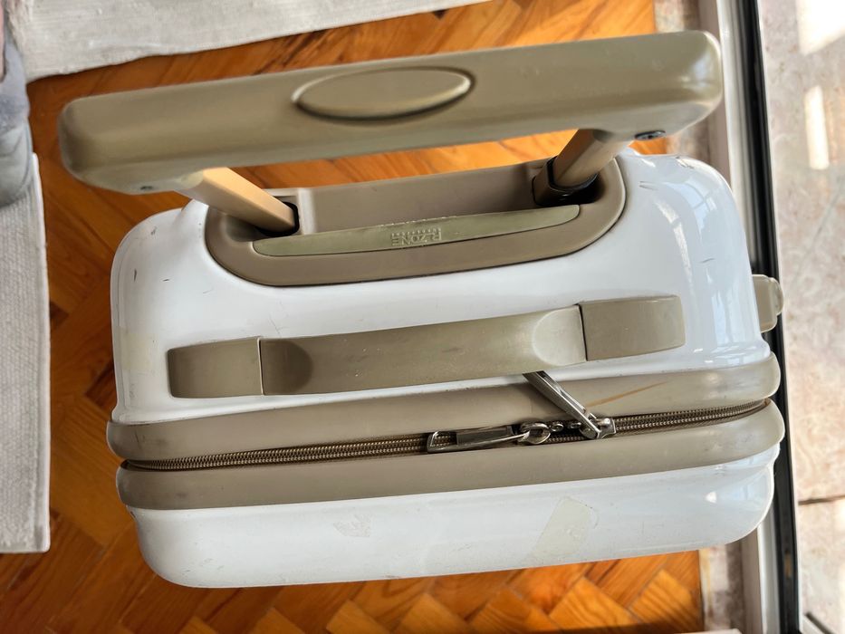 Trolley / Mala de viagem rigida benetton com rodas