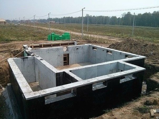 Погріб, сховище, підвал. Фундамент,  цоколь,  сходи