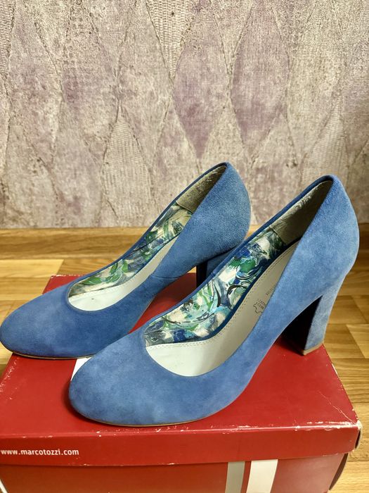 Туфлі блакитного кольору