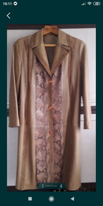 Плащь кожаный песочного цвета.