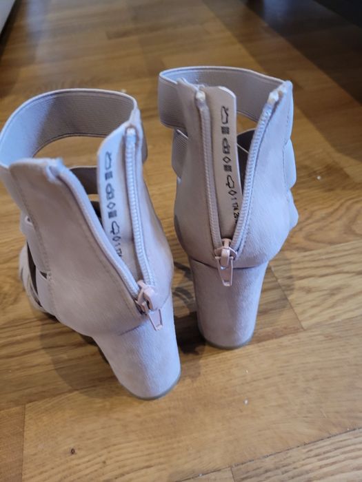Buty beżowe wiązane