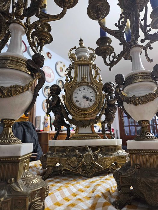 Relógio e castiçais suíços de latão e pedra