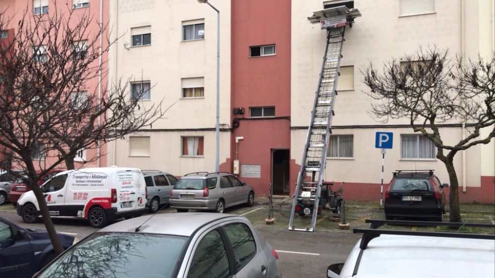 Aluguer Elevador Exterior / Grua Elevatória / Plataforma Elevatória