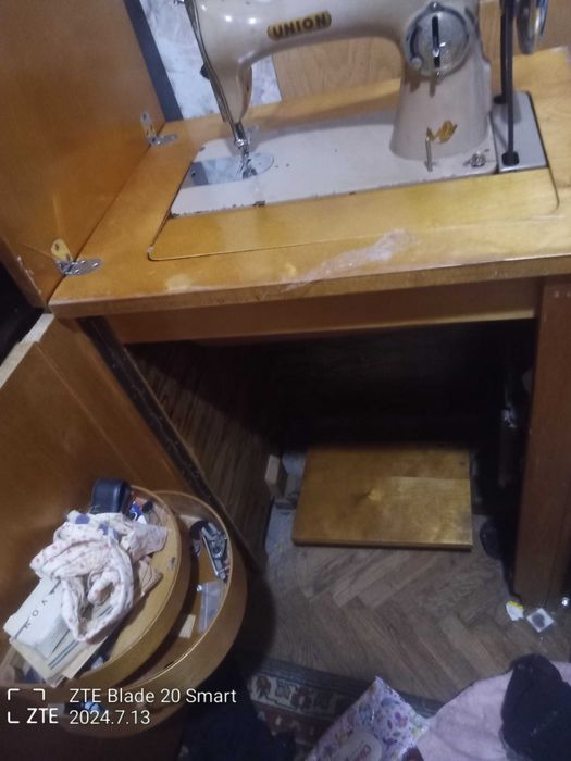 Швейная машинка с тумбой,бу,рабочая полностью