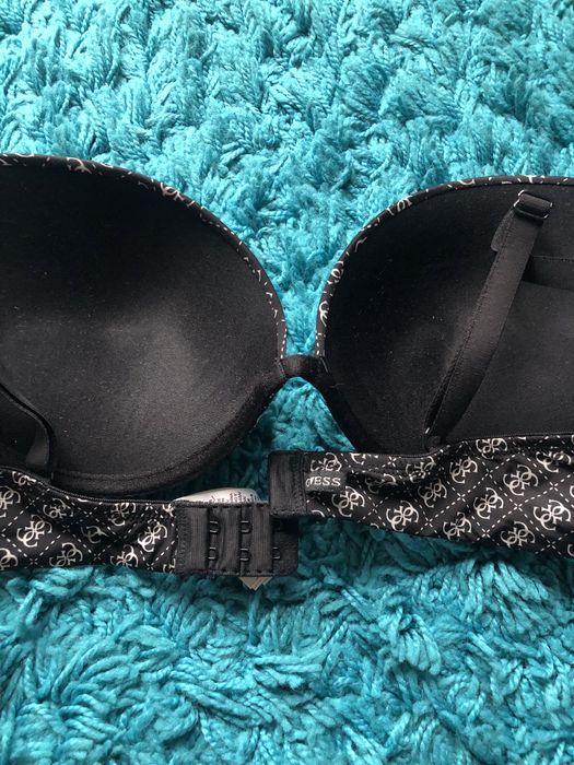 Czarny biustonosz guess uniwersalny w bdb stanie logowany