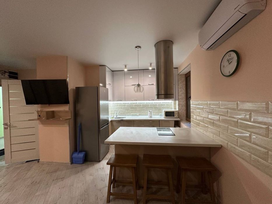 Центр. Улица Приморская. Новый дом. Ремонт, мебель !