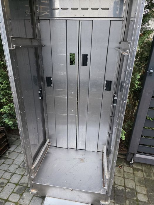 Szafa na kółkach ze stali na wędzarniee