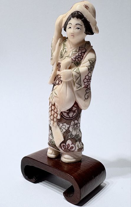 Lindas pequenas preciosas figuras asiáticas esculpidas e assinadas