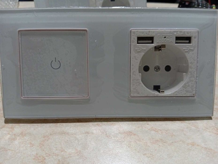 Комбінована панель: сенсорний вимикач + розетка + USB