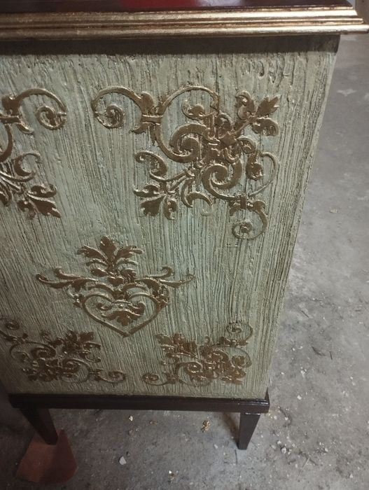 Cómoda decorada a folha de ouro