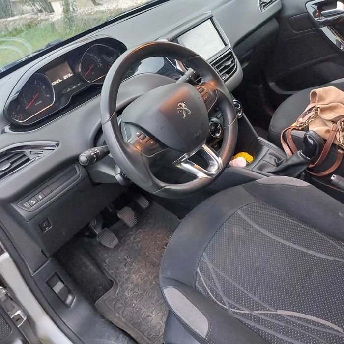Peugeot 208 em bom estado