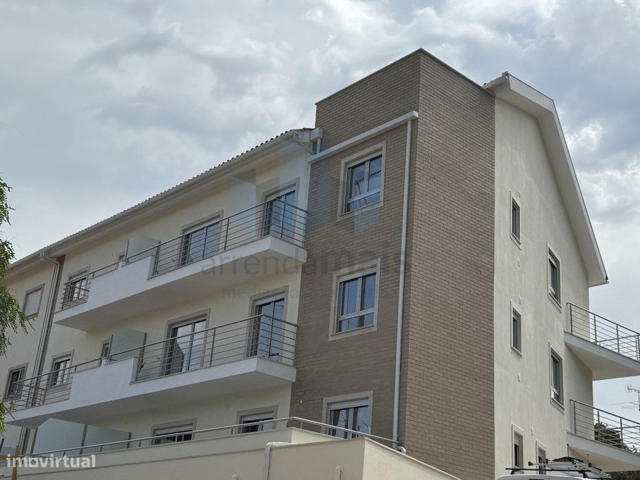 Vende-se apartamento NOVO, T2 com garagem e um sótao, Ultimo piso