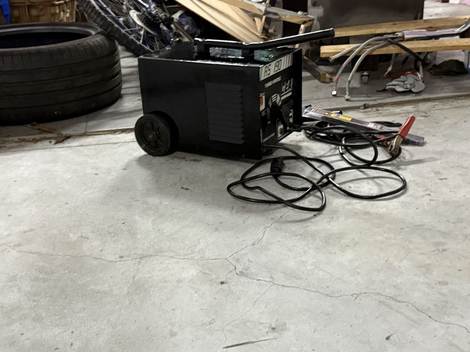 Aparelho de soldar  de 190 amperes e vai com uma caixa de electros