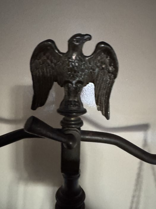 Balança antiga de metal e vidro