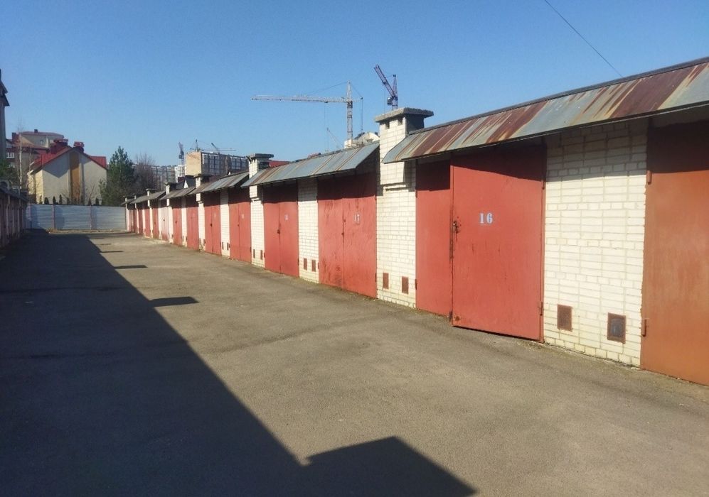 Продам гараж.Вул Гайдамацька 41 А.