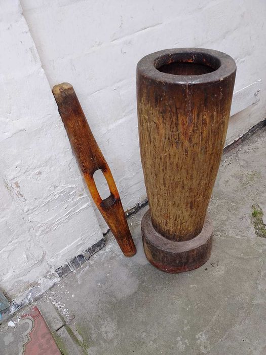 Старовинна дерев'яна ступа з пестом 19 століття