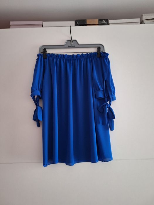 Piękna elegancka chabrowa szafirowa bluzeczka z krótkim rękawem uniwer