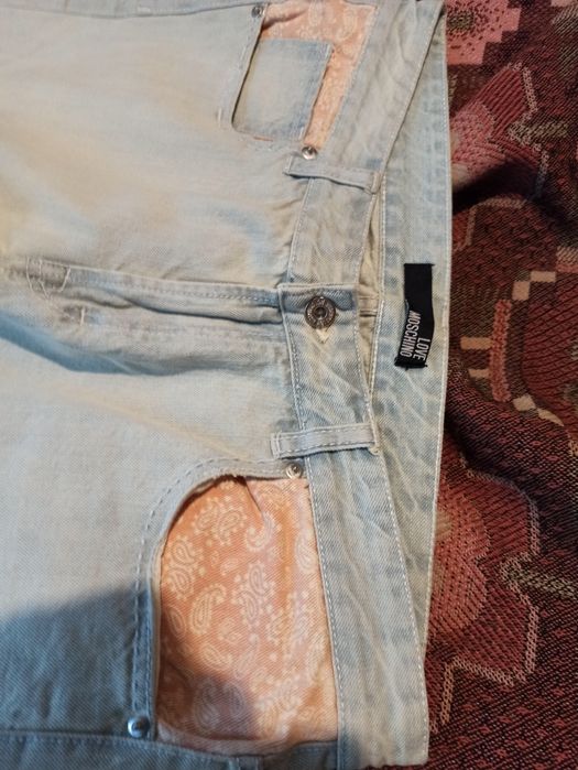 Джинсы Moschino.