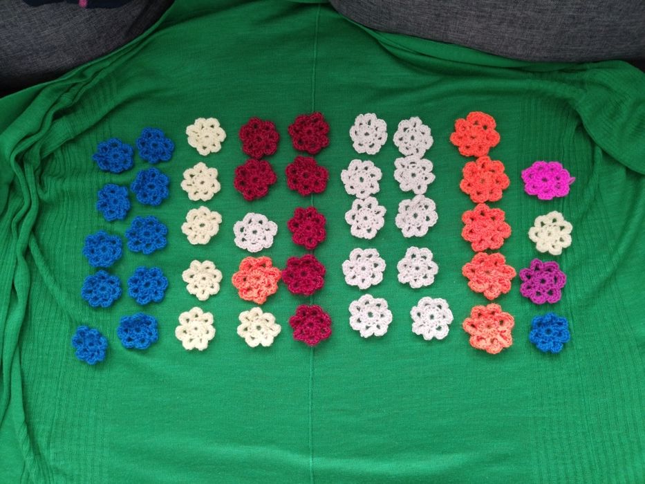 44 kwiatki wykonane na szydełku różne kolory
