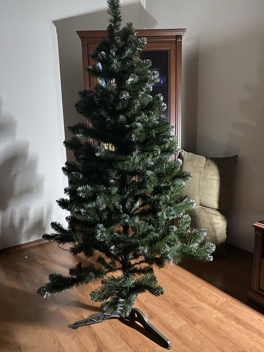 Новорічна ялинка з іграшками та герляндами