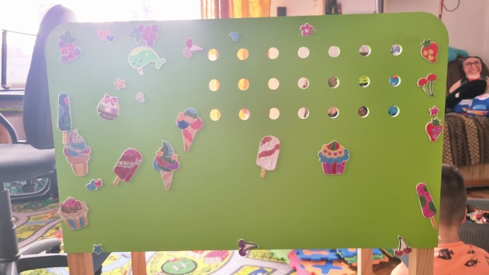 Zestaw zabawek, tablica, stół i inne