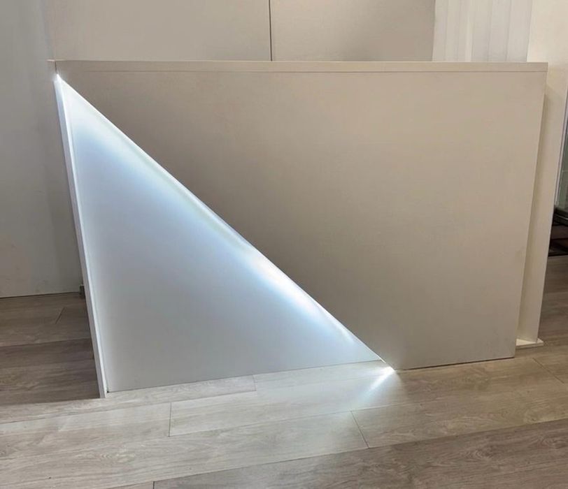 Balcao branco com led  medidas ; 1.56 comp 1.10 alt 0.49 larg