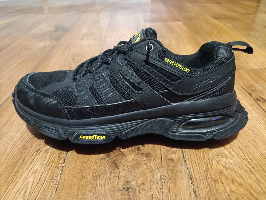 Кроссовки SKECHERS.