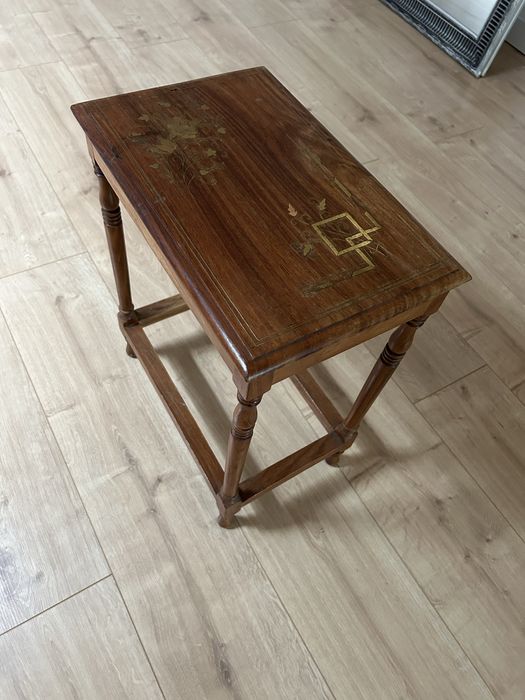 Unikatowy stolik pomocniczy Mid-Century – lite drewno, ręczna inkrustacja mosiądzem