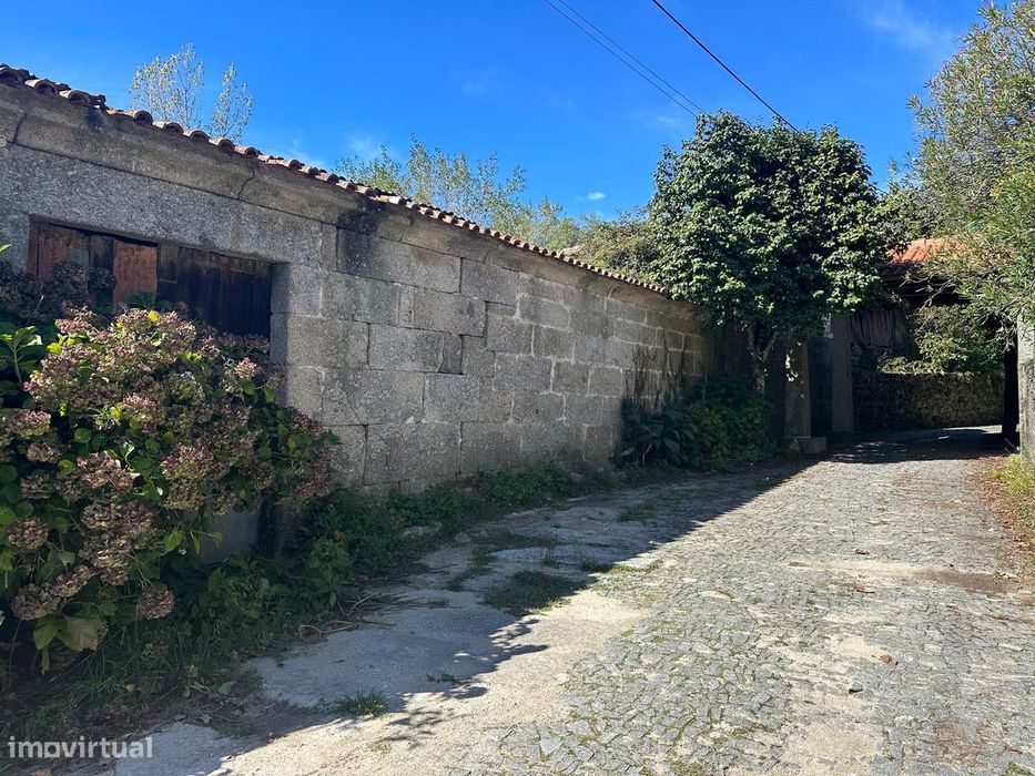 Moradia para restauro em Ribeiros