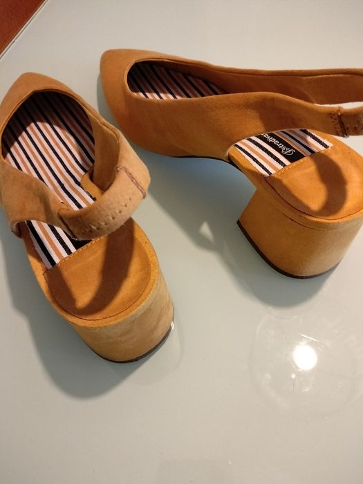 Sapatos de Senhora " Estradivarius"