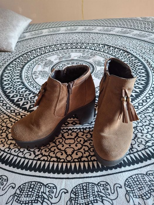 Botas castanhas de tacão alto