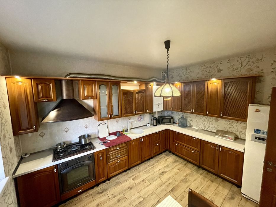 Будинок-герой, бо ж єдиний в своєму роді! 6 кімн. + гостьовий + гараж!