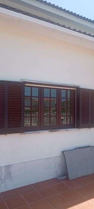 Janelas e portadas de madeira usadas várias medidas