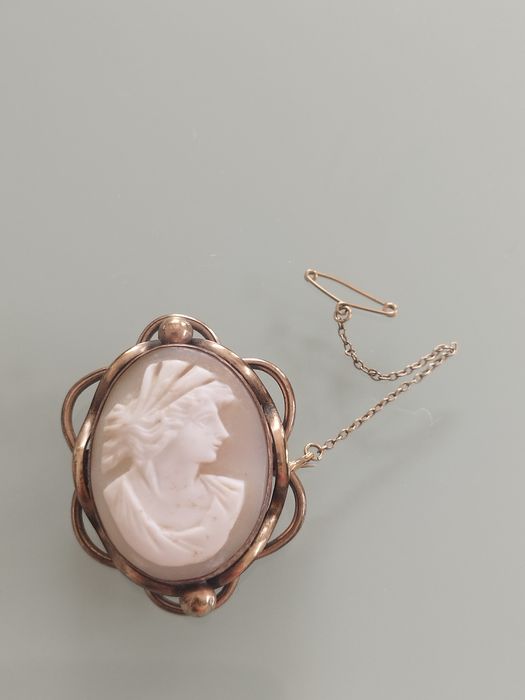 lindo broche  antigo com camafeu