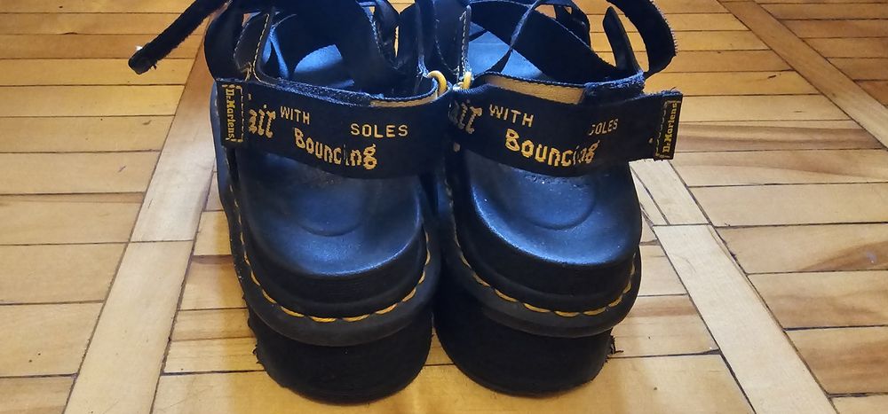 Продам босоніжки Dr.Martens