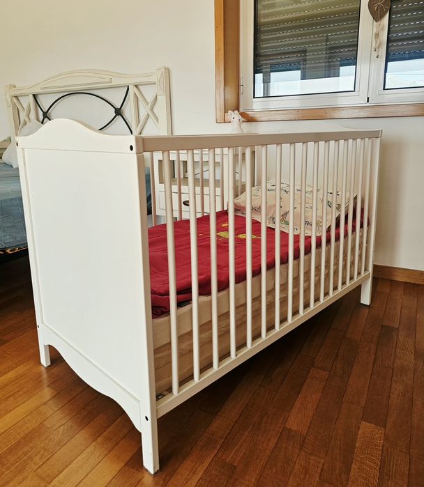 Cama para bébé + 3 colchões