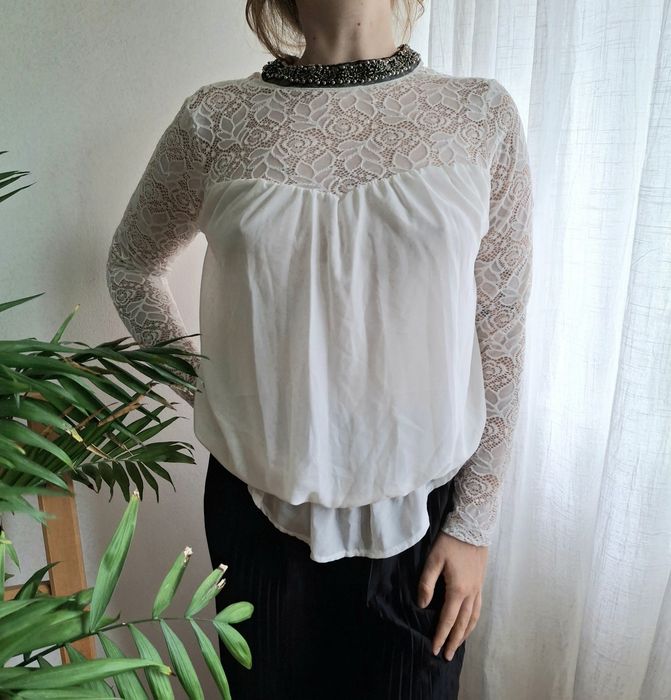 Elegancka kremowa bluzeczka z koronką