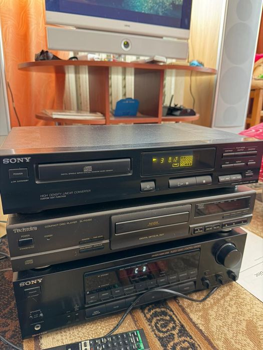 Стерео стійка SONY, з cd програвачем.  Зі встроєним fm  тюнером.